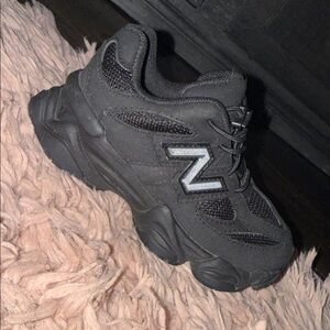 New Balance Girls Sneakers in Black.